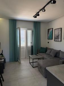 a living room with a couch and a table at Moderni apartman Tina in Mundanije