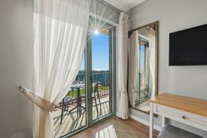 a room with a balcony with a large window at Agroturizem Cialda in Shkallnur