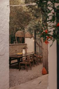 eine Terrasse mit einem Holztisch und Stühlen in der Unterkunft Art otel in Alacati