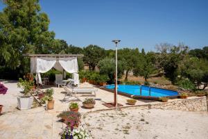 a backyard with a pool and a gazebo at WePuglia - Canto dei Grilli in Noci