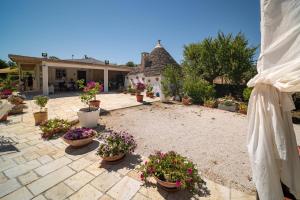 a courtyard with potted plants and a house at WePuglia - Canto dei Grilli in Noci