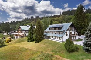 Luftaufnahme eines großen Hauses auf einem Hügel in der Unterkunft Hotel Zátiší in Špindlerův Mlýn