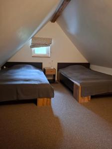 a attic bedroom with two beds and a window at Ferienhaus am Schulsee in Mölln