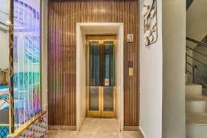 a hallway with a door in a building at Treebo Park View Villa in Jodhpur