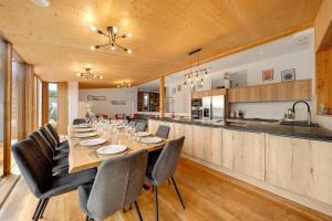 a dining room with a long table and chairs at La villa Grand Ouest in Plounéour-Trez