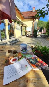 Hrana v oz. blizu lovske koče + 4 fotografije