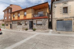 an empty street in front of a building at La Casona de Sacramenia in Sacramenia
