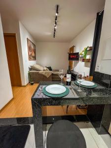 a living room with a table with two wine glasses at Apt Moderno e Confortavel 7 min do Centro em 7L in Sete Lagoas +8 photos