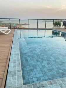 a swimming pool with a view of the ocean at Práctico y Cómodo Apartamento en Edificio Vivo Costanera in Encarnación