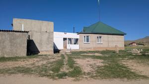 a house with a green roof in a field at Koch Iz guest house in Kochkorka