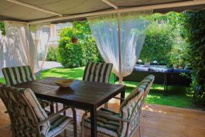 a wooden table and chairs in a yard at Home Irianna in Marathon