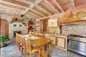 a kitchen with a table and chairs and a stove at Camera a Dorgali al B&B Sa Madalena in Dorgali