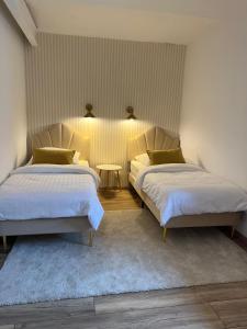 a bedroom with two beds and a table at Smeers Hof in Böhme