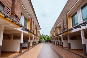 an empty hallway between two buildings at The Ring Hotel in Hat Yai