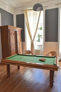 a living room with a pool table in a room at Grand gîte 15 personnes, 9 chambres, 100km de Paris en Exclusivité in Septmonts