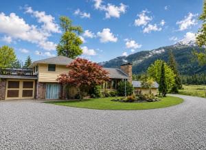 a driveway in front of a house at The Country Barn in Port Alberni