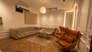a living room with a couch and two chairs at شقق رواق in Abha