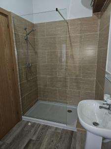 a bathroom with a shower and a sink at Cantinho de Tourêm in Tourém
