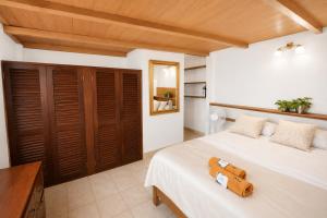 a bedroom with a bed with a wooden ceiling at Feliz Puerta - Entire House with Rooftop Terrace, Iquitos in Iquitos