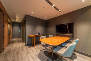 a conference room with a wooden table and chairs at Laghetto Stilo São Paulo in São Paulo