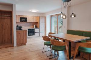 a kitchen and dining room with a wooden table and chairs at Frankenfelsberg in Oedrotte