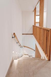 a staircase with white walls and wooden railings at Frankenfelsberg in Oedrotte