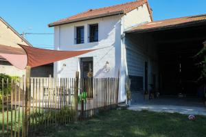 a white house with a fence in front of it at Gîte les clés de l'émeraude in Bergnicourt