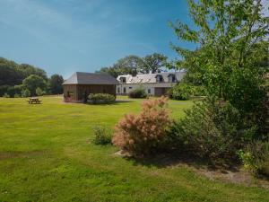 a large yard with a house in the background at La Petite Maison De Rose in Flancourt-Crescy-en-Roumois