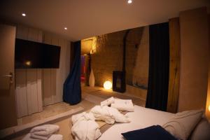 a room with a bed with towels on it at L'Escapade in Baugé +5 photos