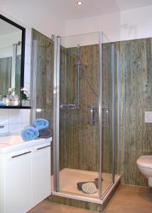 La salle de bains est pourvue d'une douche et d'un lavabo. dans l'établissement Hotel Garni Landhaus Uttum, à Greetsiel
