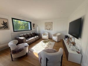 a living room with a couch and a tv at L Œil de L Horizon in Lanildut