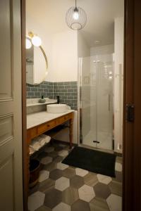 a bathroom with a sink and a shower at Gîte les clés de l'émeraude in Bergnicourt +20 photos