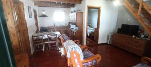 a kitchen and dining room with a table and chairs at Ilhéus à vista in Feteira