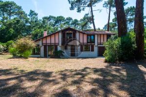 an image of a house with a yard at Villa Igelak - Hossegor - Centre - Lac - Piscine in Soorts-Hossegor