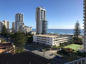 uma vista para uma cidade com edifícios e o oceano em Queensleigh Holiday Apartments em Gold Coast