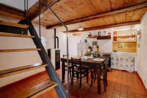 a kitchen and dining room with a table and chairs at Casa Acquarossa in Rubiana
