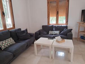 a living room with a couch and a coffee table at El balcón de Cuadros in Jaén