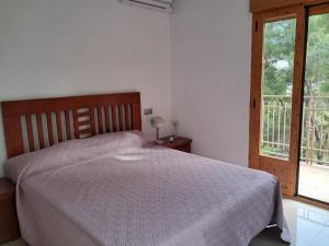 a bedroom with a bed and a window at El balcón de Cuadros in Jaén +3 photos