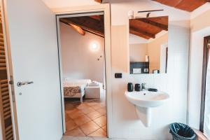 a bathroom with a toilet and a sink at Black Paradise Room in Soliera
