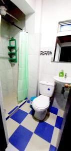 a bathroom with a toilet and a sink at Apartaestudio in Tocancipá