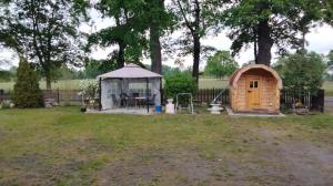 a gazebo with a tent in a yard at Ferienwohnung Bittner in Klitten