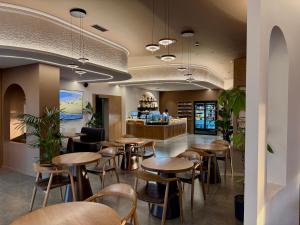 a restaurant with wooden tables and chairs and a counter at Terminal Hotel in Krujë