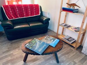 a living room with a couch and a coffee table at Le refuge du templier in Plaisance