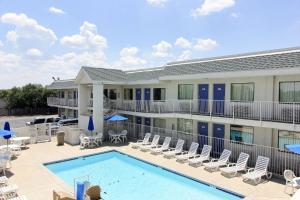 Bazén v ubytování Motel 6-Austin, TX - North Central nebo v jeho okolí