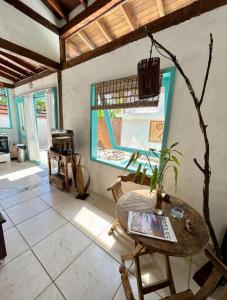 a living room with a table and a potted plant at Zeisa House in Maresias