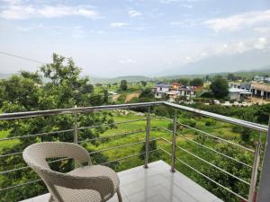 ein Balkon mit zwei Stühlen und Aussicht in der Unterkunft Draft Hotel Bir Billing At Landing Site in Bir + 34 Fotos