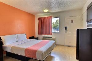 Postel nebo postele na pokoji v ubytování Motel 6-Austin, TX - North Central