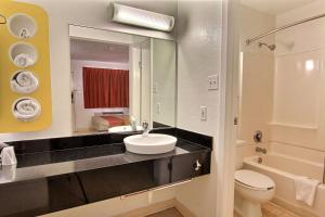 Koupelna v ubytování Motel 6-Austin, TX - North Central
