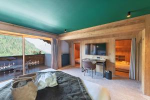 โทรทัศน์และ/หรือระบบความบันเทิงของ Hôtel Macchi Restaurant & Spa