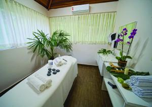 a room with two tables with towels and plants at Itapura Eco Resort in Atibaia